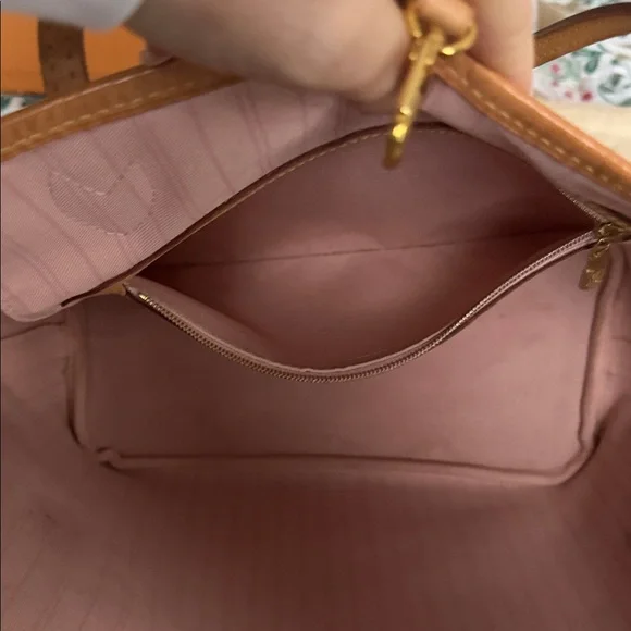 Louis Vuitton Damier Azur Tote - Cream and Tan - Picture 8 of 10